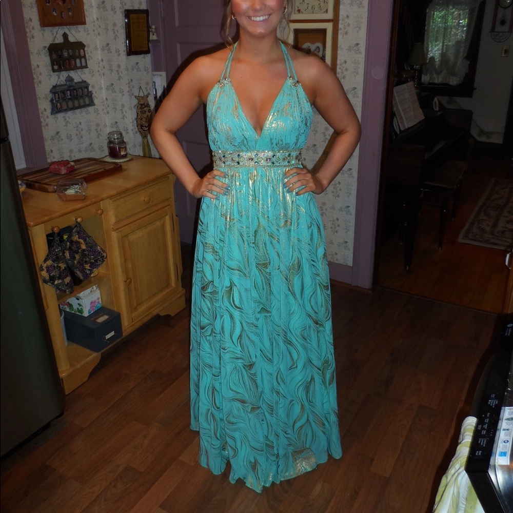 Beautiful Formal dress! 💙